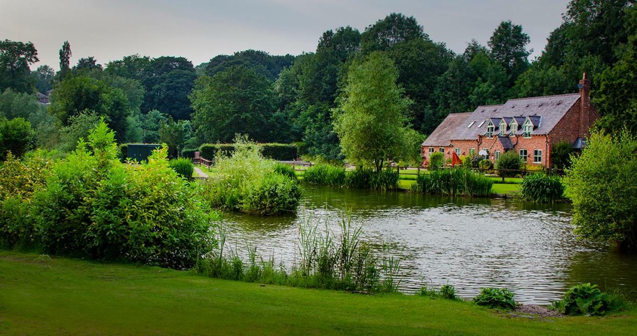 Hotel Lloyds Meadow Glamping Chester Exterior foto
