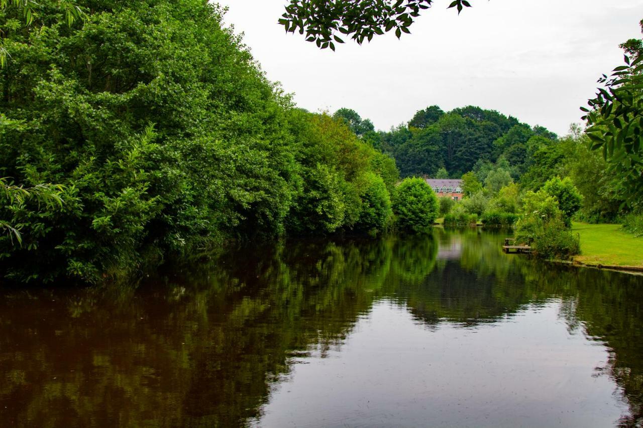 Hotel Lloyds Meadow Glamping Chester Exterior foto